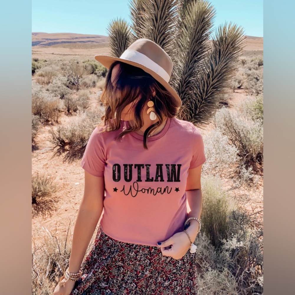 Outlaw woman tee
